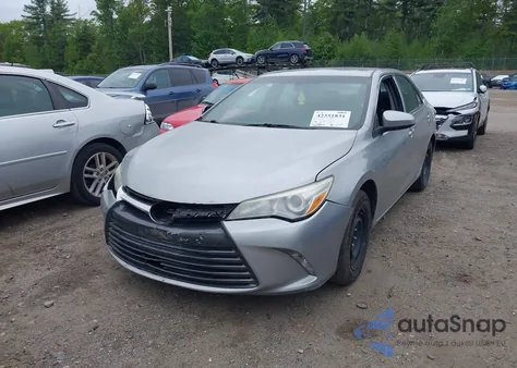 2015 Toyota Camry Le/Se/Xle/Xse z USA, uszkodzony, nr VIN 4T1BF1FK4FU070670